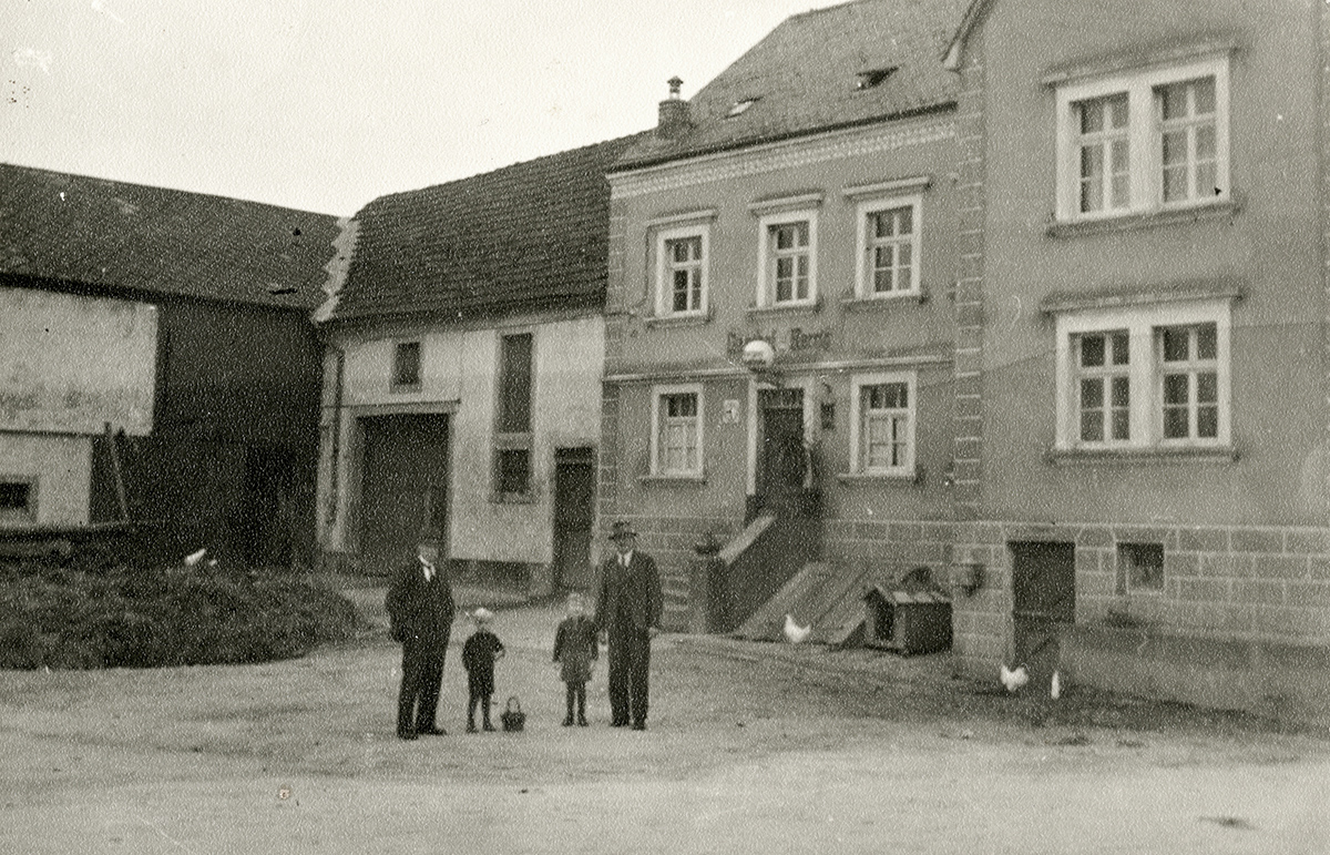 1944 Granate aus dem zweiten Weltkrieg zerstört den Saal und Teile des Hauses (Außenansicht der Gastwirtschaft, u. a. mit Matthias, Manfred und Helmut)